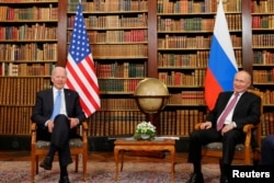АҚШ президенті Джо Байден (сол жақта) мен Ресей президенті Владимир Путин Женевадағы кездесуде.16 маусым 2021 жыл.