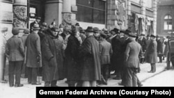 صف مردم در مقابل بانک تازه‌تأسیس «رنتن‌بانک» پس از اصلاحات مالی و پولی در پاییز ۱۹۲۳