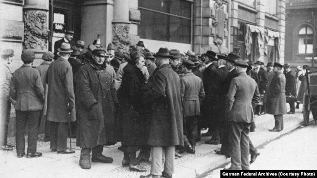 صف مردم در مقابل بانک تازه‌تأسیس «رنتن‌بانک» پس از اصلاحات مالی و پولی در پاییز ۱۹۲۳