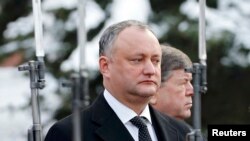 Igor Dodon, depunând flori la mormântul soldatului necunoscut, la Kremlin, înaintea discuțiilor cu Vladimir Putin