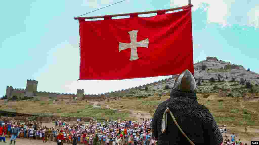 Над Генуэзской крепостью развевается древний рыцарский флаг