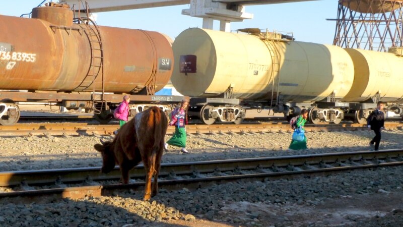 Türkmen demirýollary kyn synaglary 'başdan geçirýär',  işçiler iş şertlerinden nägile bolýar
