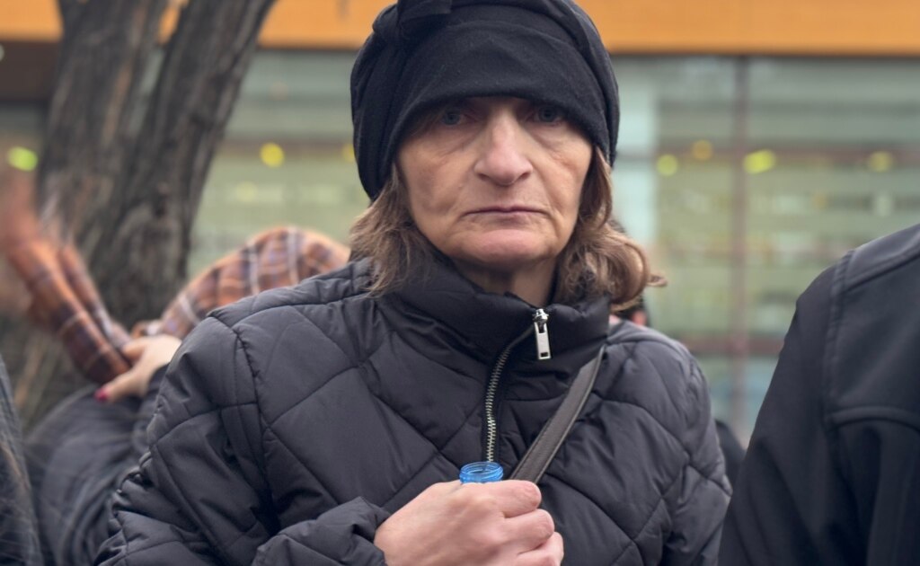 მოკლული მასწავლებელი, ბრალდებული მოსწავლეები და გამოძიება, რომელსაც ოჯახი არ ენდობა