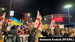 აქციის მონაწილეები ფილარმონიასთან შეიკრიბნენ. 