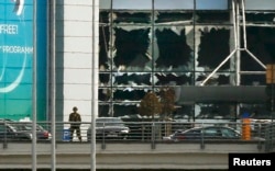 Солдат у выбитых взрывом окон аэропорта