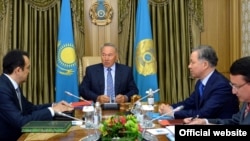 Совещание в резиденции президента Казахстана Нурсултана Назарбаева (в центре) с участием премьер-министра и руководителя администрации президента. Астана, 30 июля 2014 года.
