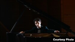 Поетот на пијано - Арда Мустафаоглу 