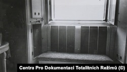 Fereastra deschisă a băii de unde a căzut Masaryk.