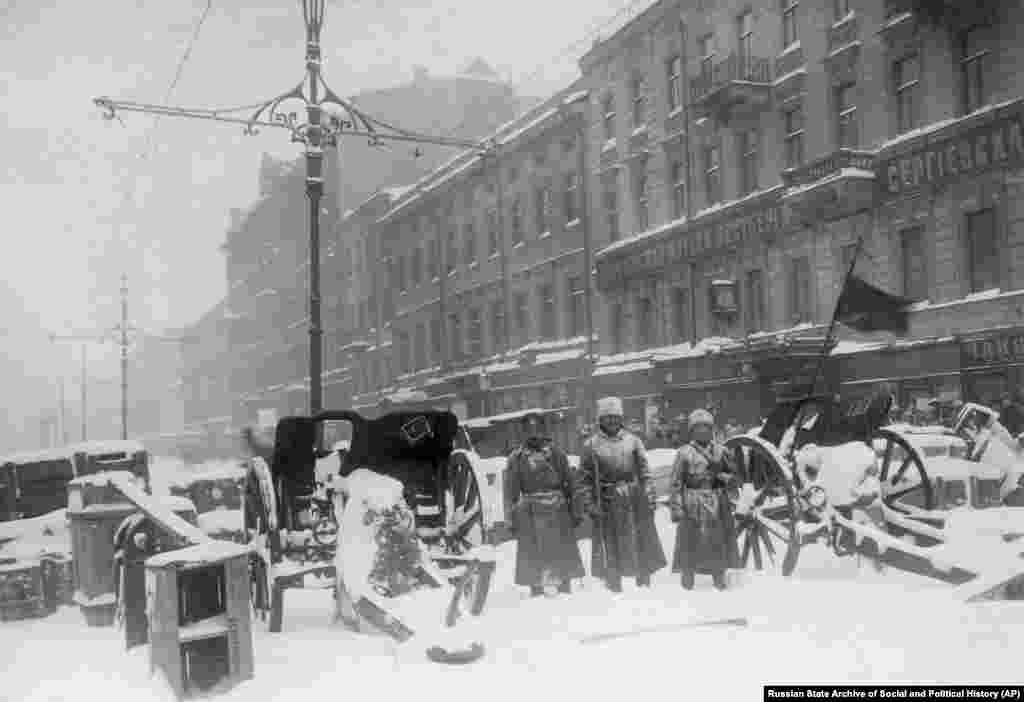 Мужчины на баррикадах в Петрограде, октябрь 1917 года. Когда в России началась Октябрьская революция, которая привела к власти Владимира Ленина и его большевистскую партию, Рид писал другу: &laquo;Мы находимся в самом центре событий и поверьте мне, это захватывающе. Из-за яркости, террора и величия Мексика выглядит блеклой&raquo;. Грабежи и насильственные преступления в городе были очень распространенными. Рид говорил, что &laquo;едва ли можно [спокойно] пройти по улице&raquo;.