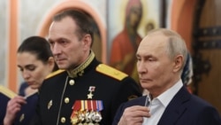 Очільник Росії Путін (праворуч) на різдвяній службі у підмосковному храмі. Росія, 7 січня 2026 року