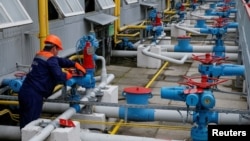 Muncitor la o instalație subterană de stocare a gazelor din apropierea orașului Poltava, Ucraina.