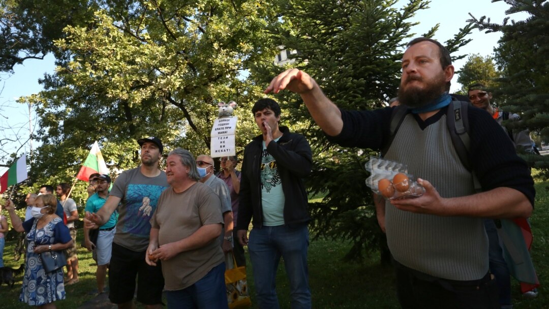 Поетът и протестен активист Манол Глишев хвърля яйце по парламента
