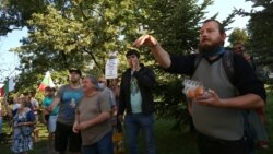 Поетът и протестен активист Манол Глишев хвърля яйце по парламента