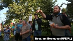 Поетът и протестен активист Манол Глишев хвърля яйце по парламента на протестите през 2020 г.