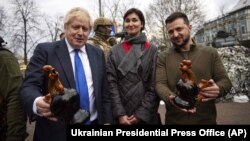 Борис Джонсон и Владимир Зеленский на прогулке в Киеве, 9 апреля 2022 года.