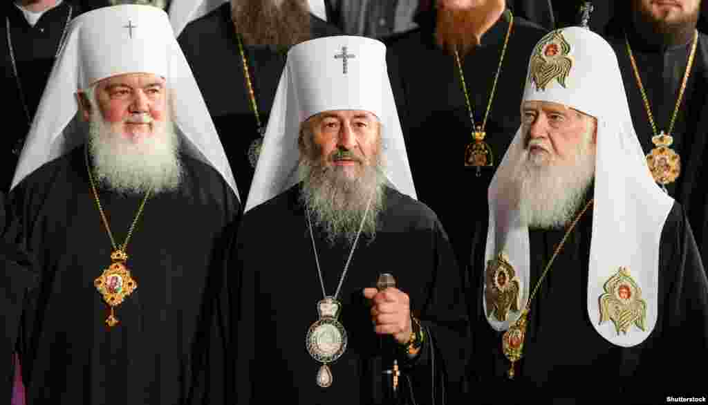 Ставлення до Філарета прихильників Московської церкви, після того, як він зініціював створення Київського патріархату і очолив його, було напруженим. УПЦ (МП) вважала Філарета «розкольником».Глава УПЦ КП патріарх Філарет (праворуч), глава УПЦ (МП) митрополит Онуфрій (посередині) і глава УАПЦ митрополит Макарій (ліворуч). Київ, 8 травня 2017 року