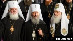(Слева направо) митрополит Макарий, митрополит Онуфрий, патриарх Филарет