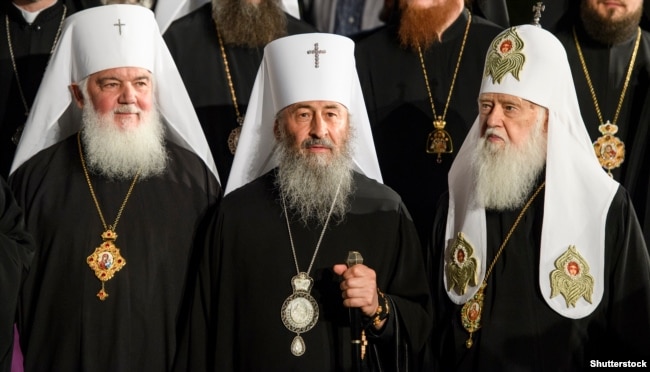 Глава УПЦ КП патріарх Філарет (праворуч), глава УПЦ (МП) митрополит Онуфрій (посередині) і глава УАПЦ митрополит Макарій (ліворуч). Київ, 8 травня 2017 року