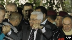 Palestinian leader Mahmud Abbas (center) (file photo)