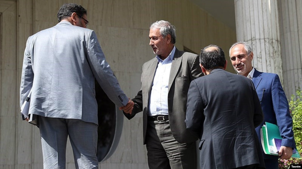 علی ربیعی، سخنگوی دولت، نفر سوم سمت راست و علی شمخانی، دبیر شورای عالی امنیت ملی، پشت به تصویر