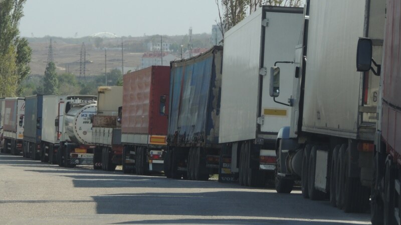 На Кубани в очереди на Керченскую паромную переправу скопилось более 300 грузовиков