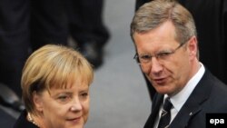 Germaniýanyň kansleri Angela Merkel (çepde) we prezidenti Kristian Wulff