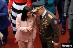 Тогда еще вице-президент Дельси Родригес беседует с министром обороны Венесуэлы Владимиром Падрино Лопесом в Национальной ассамблее, где она представила проект бюджета правительства на 2026 год, с расходами в размере около 19,9 миллиардов долларов. Каракас, 4 декабря 2025 года