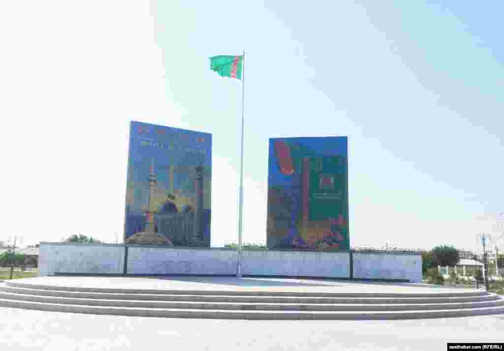 Öňler bu ýerde "Ruhnamanyň" heýkeli durardy. Türkmenabat