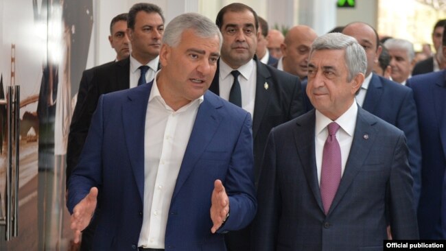 Rusiyalı işadamı Samvel Karapetyan və prezident Serj Sarkisyan Yerevanda yeni ticarət mərkəzinin açılışında. 2017