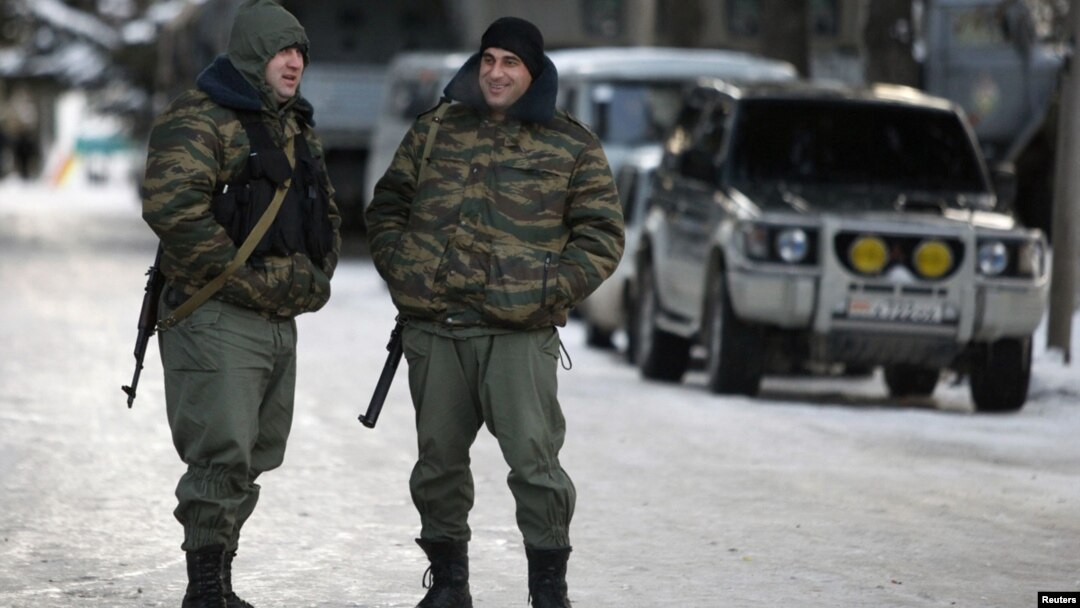 С утра республиканская соматическая больница больше напоминала военный объект: на входе и по этажам несут дежурство вооруженные бойцы местного ОМОНа, которые тщательно отсеивают посетителей
