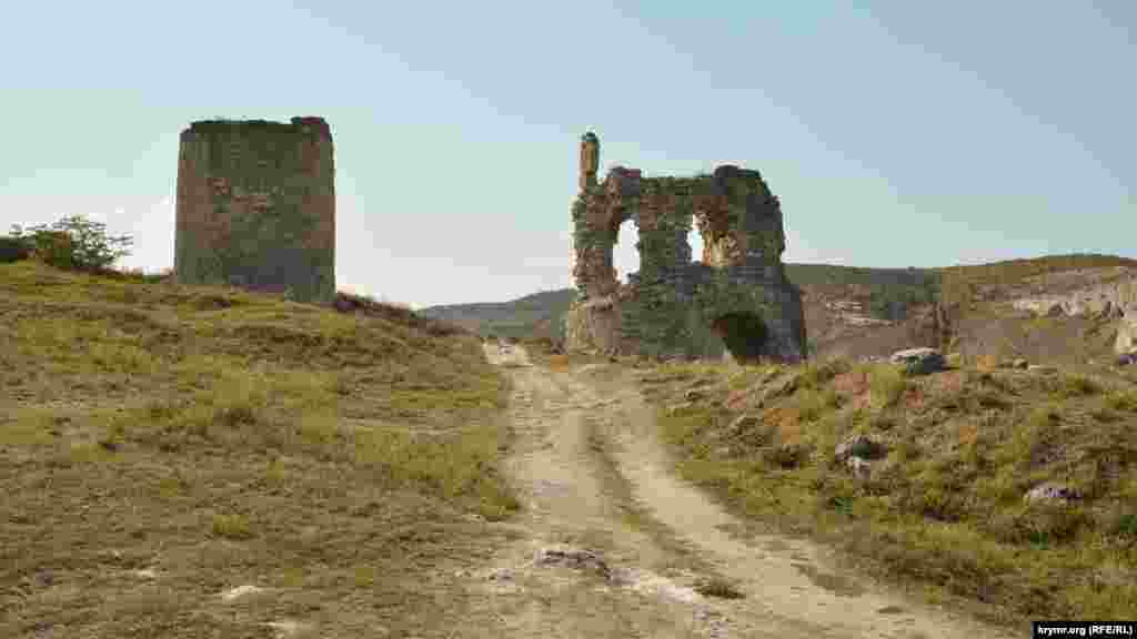 Вид на башни крепости Каламита с дороги, спускающейся к монастырю