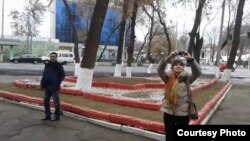 Сотрудник СНБ следит за фотографом-документалистом Умидой Ахмедовой. Ташкент, 4 декабря 2016 года. Фото: AsiaTerra.