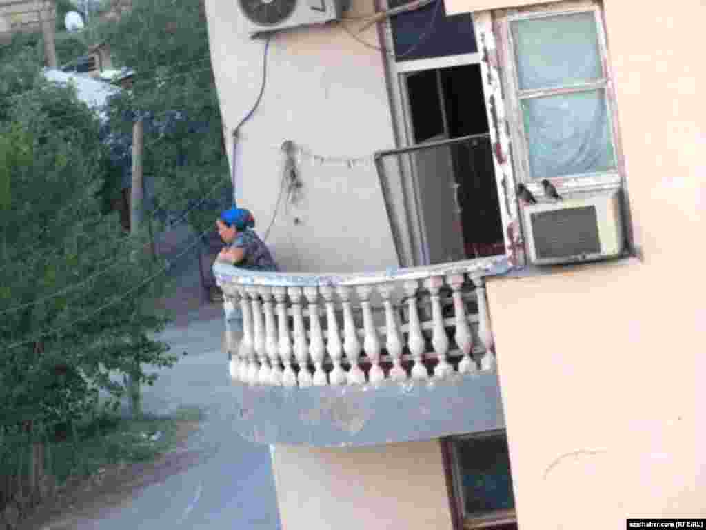 Balkondan seredip duran bir aýal