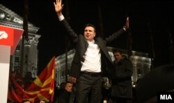 Зоран Заєв біля будівлі парламенту у Скоп'є, Македонія, 11 грудня 2016 року