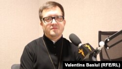 Preotul Maxim Melinti în studioul Europei Libere