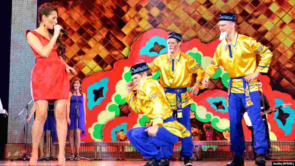 Алинә һәм "Сәйдәш" төркеме биючеләре
