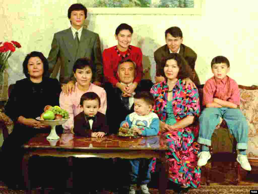 Рахат Аліеў (нагары справа) са сваёй жонкай Дарыге Назарбаевай (нагары ў цэнтры), старэйшай дачкой прэзыдэнта Казахстану Нурсултана Назарбаева (у цэнтры), у 1992 годзе.