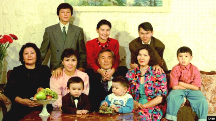 Семья Нурсултана Назарбаева в 1992 году. Дарига Назарбаева — вторая справа. За ней в верхнем ряду — Рахат Алиев. Айсултан Назарбаев — у стола (справа).