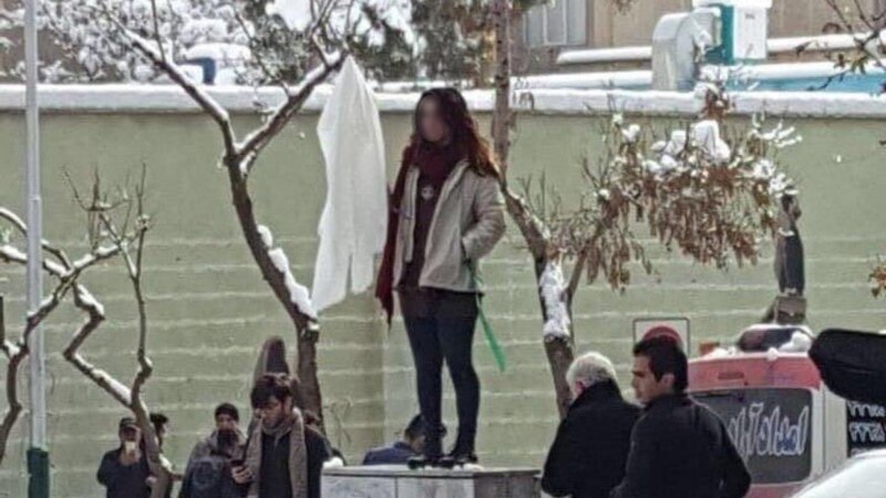 په ایران کې د حجاب پر ضد لاریون کې نیول شوې نجلۍ خوشې شوه