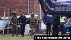 Polițiștii îl escortează pe suspectul Serhii K. la o audiere în fața unui procuror din Karlsruhe, Germania, pe 28 noiembrie 2025.