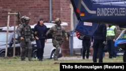 Полиция сопровождает Сергея Кузнецова к вертолету, Карлсруэ, Германия, 28 ноября 2025 года