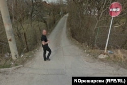 Снимки на Google Maps от 2012 г. показват, че улицата е била охранявана. От сайта NOрешарски идентифицират охранители от фирма „Командо“.