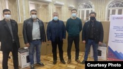 Фтизиатрия боюнча улуттук борбордун жетекчиси Болот Майканаев (ортодо) жана USAIDдин «Кургак учукту айыктыруу» долбоорунун өкүлдөрү техникалык жардамды тапшыруу учурунда.