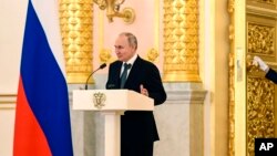Выступая с речью на церемонии и дойдя до Алхаса Квициниа, Владимир Путин отметил стратегическое партнерство РФ с Абхазией