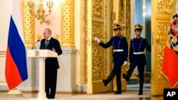 Vladimir Putin la o ceremonie de primire de ambasadori la Kremlin, 5 aprilie 2023. Ambianța somptuoasă și uniformele militare, întotdeauna în imediata apropiere a „țarului”, fac parte din imaginarul colectiv.