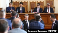 Служебният премиер Стефан Янев (от края вдясно) по време на парламентарен контрол. До него е вицепремиерът Атанас Пеканов, а от другата страна са Асен Василев (от края вляво) и Кирил Петков.