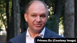 Ion Ceban nu a comentat direct hotărârea, dar a acuzat, într-un mesaj publicat pe rețelele de socializare, presiuni politice și a spus că va reveni cu detalii.