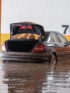 Një veturë e përmbytur në një parking nëntokësor në qendër të Rahovecit.<br><br>Autoritetet thanë se parkingu u mbush me ujë pas shiut të pandërprerë disa orësh, duke lënë shumë automjete të ngujuara brenda dhe të rrëzikuara nga përmbytja.