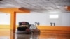 Një veturë e përmbytur në një parking nëntokësor në qendër të Rahovecit.<br><br>Autoritetet thanë se parkingu u mbush me ujë pas shiut të pandërprerë disa orësh, duke lënë shumë automjete të ngujuara brenda dhe të rrëzikuara nga përmbytja.