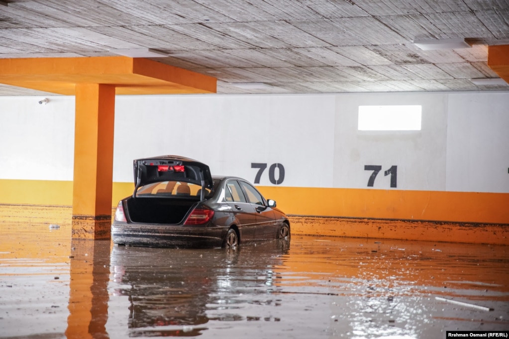 Një veturë e përmbytur në një parking nëntokësor në qendër të Rahovecit.Autoritetet thanë se parkingu u mbush me ujë pas shiut të pandërprerë disa orësh, duke lënë shumë automjete të ngujuara brenda dhe të rrëzikuara nga përmbytja.
